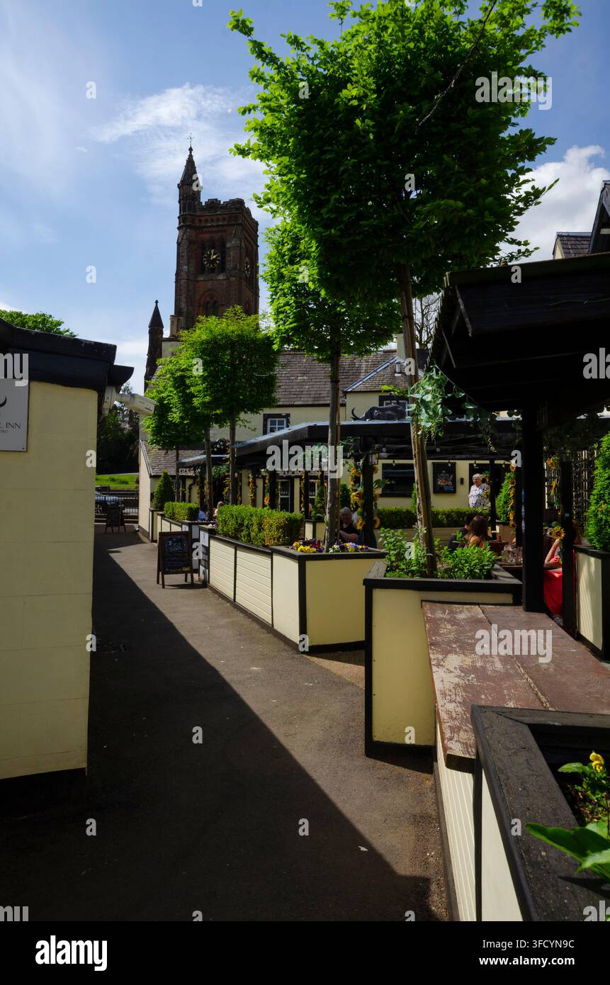 Vista generale del giardino della birra e dell'esterno del The Black Bull Inn and Hotel a Moffat, Dumfries and Galloway, Scozia, Regno Unito. Questo è un pub molto vecchio dove il famoso poeta Robert Burns beveva spesso - Foto: Geopix/Bill Mitchell Foto Stock