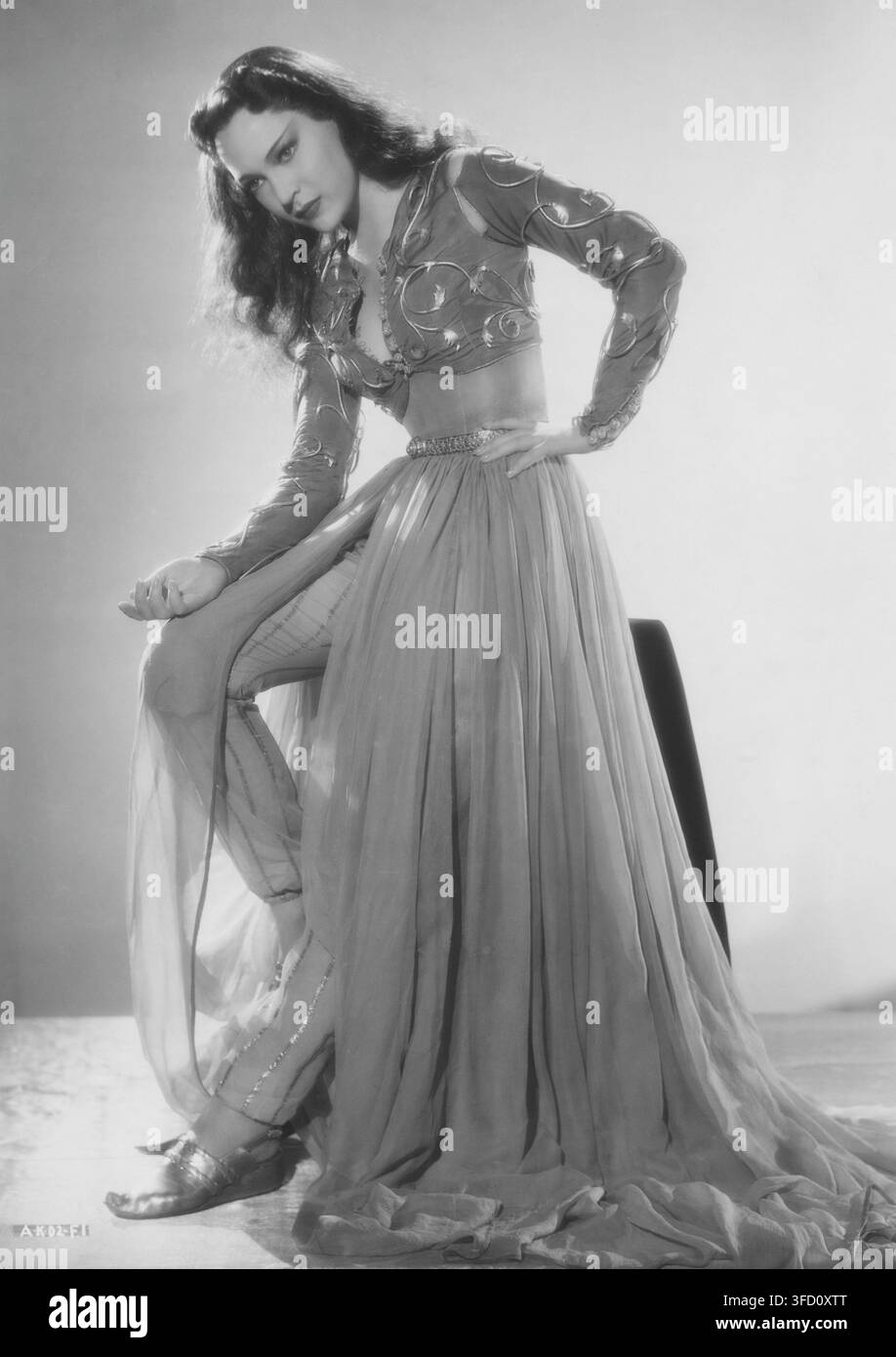 Un ritratto di JUNE DUPREZ nel ruolo della Principessa in IL LADRO DI BAGDAD 1940 Regia di LUDWIG BERGER e MICHAEL POWELL Sceneggiatura MILES MALLESON Design dei costumi JOHN ARMSTRONG, OLIVER MESSEL e MARCEL VERTES Musica MIKLOS ROSZA Alexander Korda Films / London Film Productions / United Artists Foto Stock