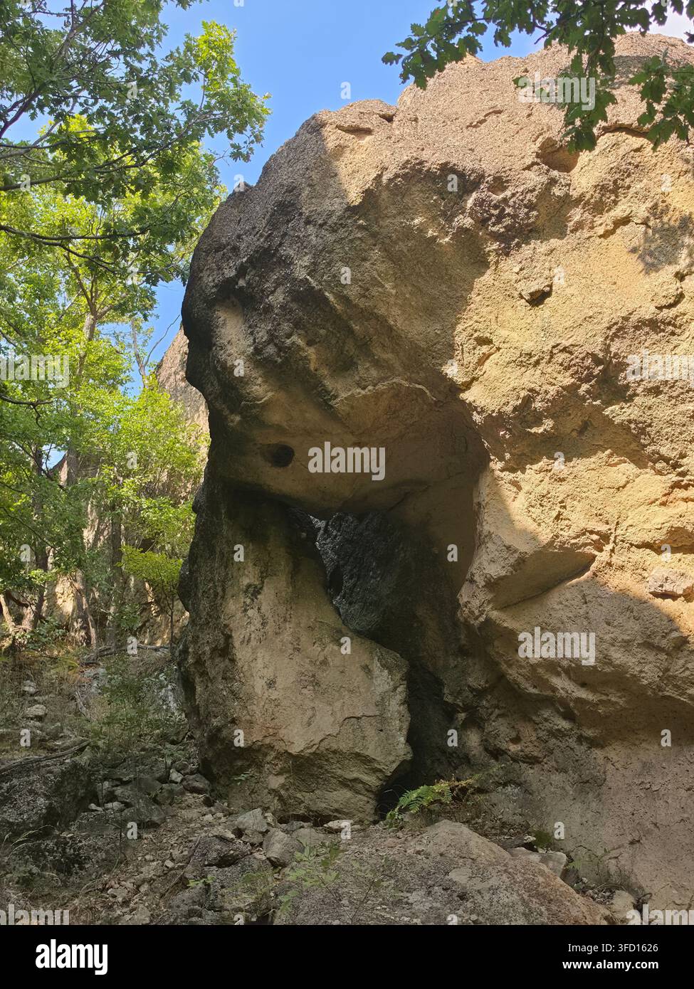 La formazione rocciosa insolita di Svirkata vicino a Nochevo, nelle Rodopi orientali, Bulgaria - Immagine stock catturata con smartphone