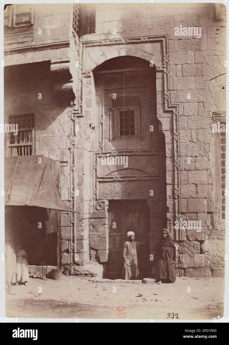 Una fotografia di un portale in pietra a Darb El Ahmar, Il Cairo, Egitto, di Beniamino Facchinelli, fotografo italiano, scattata tra il 1873 e il 1895. Foto Stock