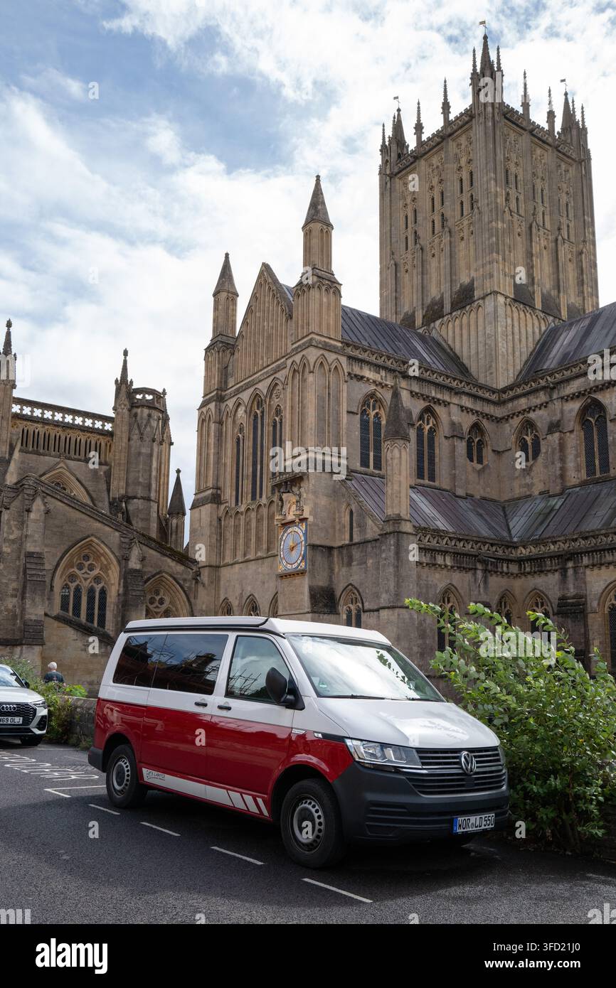 Agosto 2026 - Camper van Volkswagen noleggiato da un tedesco vicino alla cattedrale di Wells con una targa fantastica, WORLD 550 Foto Stock