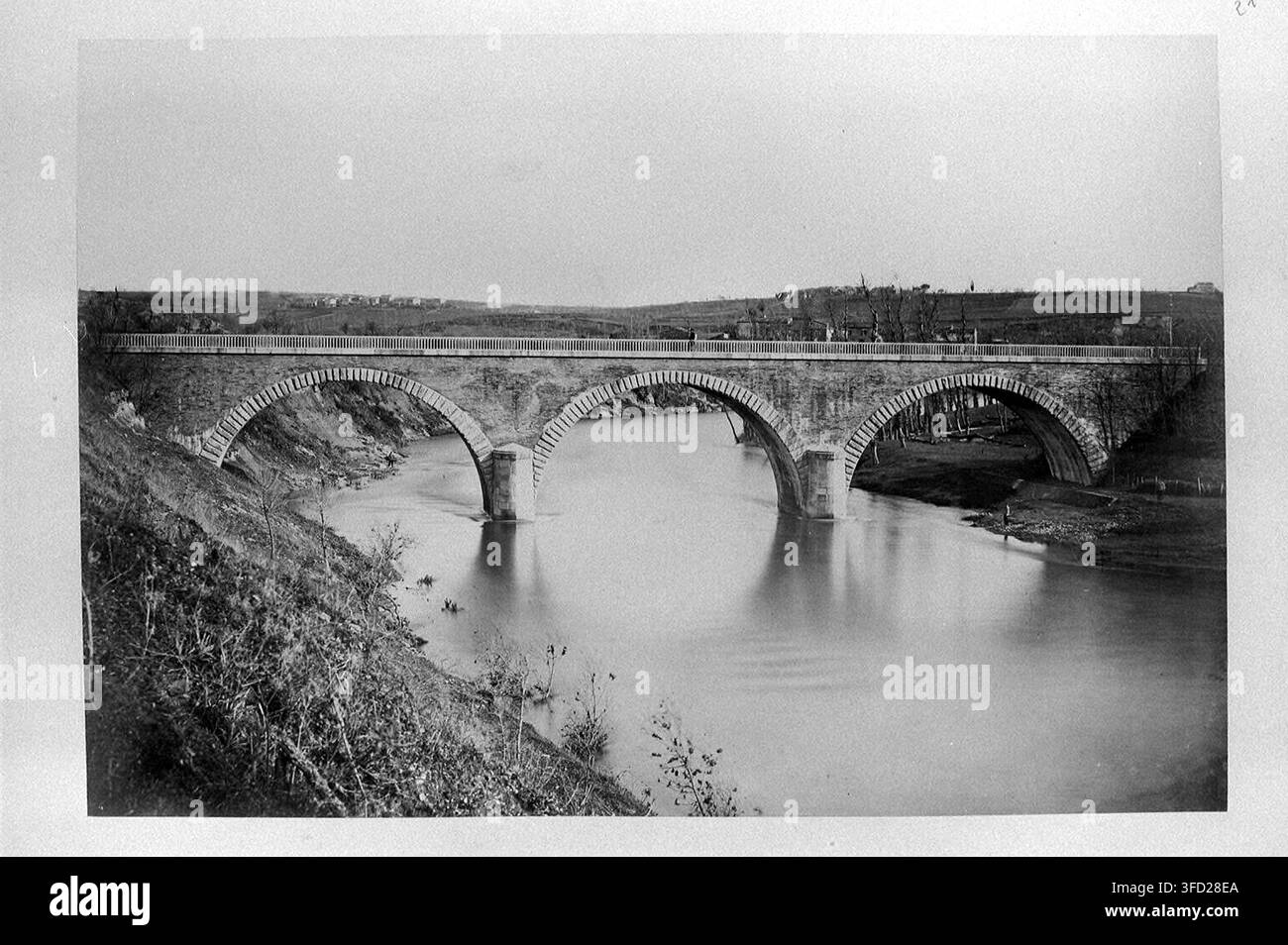 Un ponte in pietra del XIX secolo con tre arcate, che attraversa un fiume in Francia, di Jules Duclos nel 1873, come parte di una serie che documenta i dipartimenti di Aveyron, Tarn, Tarn-et-Garonne e Lot-et-Garonne. Foto Stock