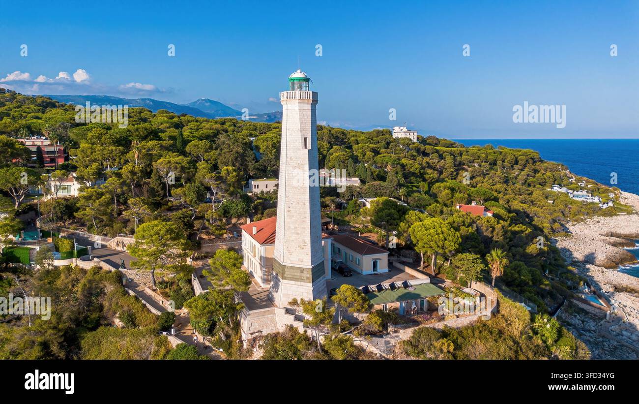 Vista ravvicinata di un drone del faro storico di Phare du Cap Ferrat e degli alloggi del guardiano a Saint-Jean-Cap-Ferrat, Francia Foto Stock