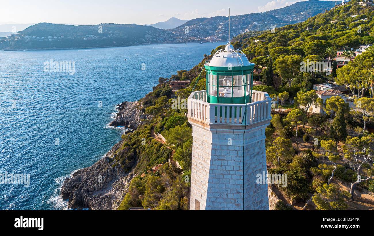 Vista ravvicinata con drone della stanza della lanterna verde e del balcone del faro di Phare du Cap Ferrat che si affaccia sul Mar Mediterraneo Foto Stock