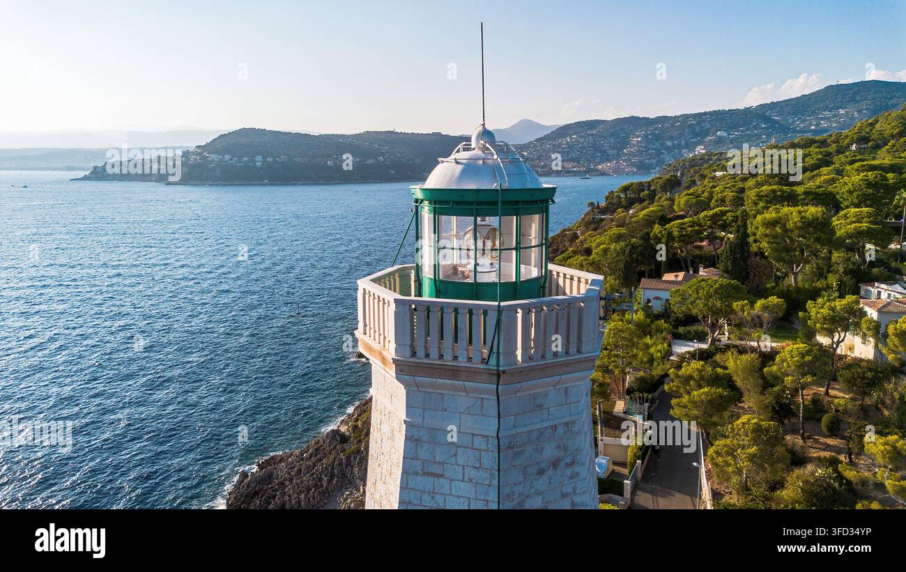 Vista ravvicinata con drone della stanza della lanterna verde e del balcone del faro di Phare du Cap Ferrat che si affaccia sul Mar Mediterraneo Foto Stock