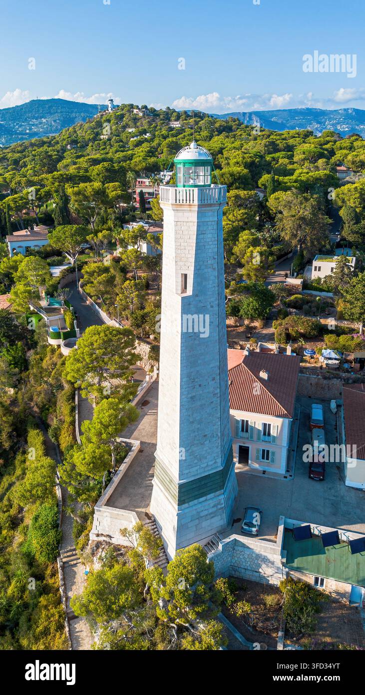 Vista ravvicinata di un drone del faro storico di Phare du Cap Ferrat e degli alloggi del guardiano a Saint-Jean-Cap-Ferrat, Francia Foto Stock