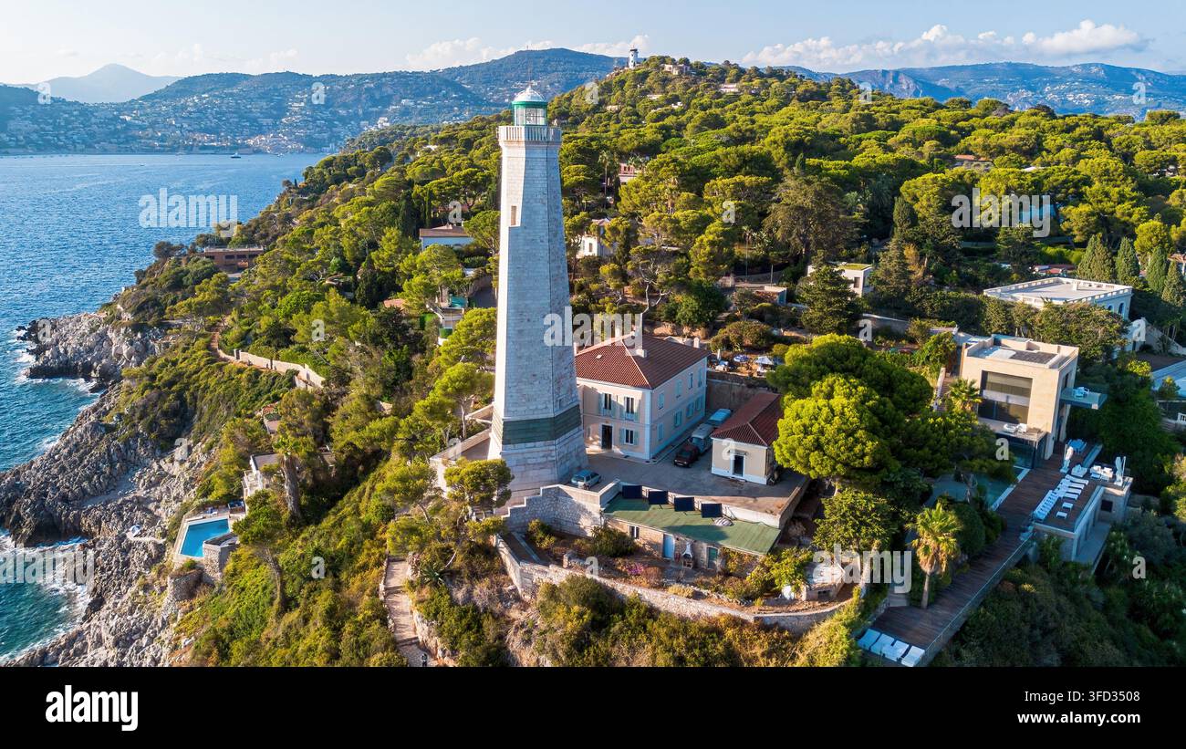 Vista ravvicinata di un drone del faro storico di Phare du Cap Ferrat e degli alloggi del guardiano a Saint-Jean-Cap-Ferrat, Francia Foto Stock