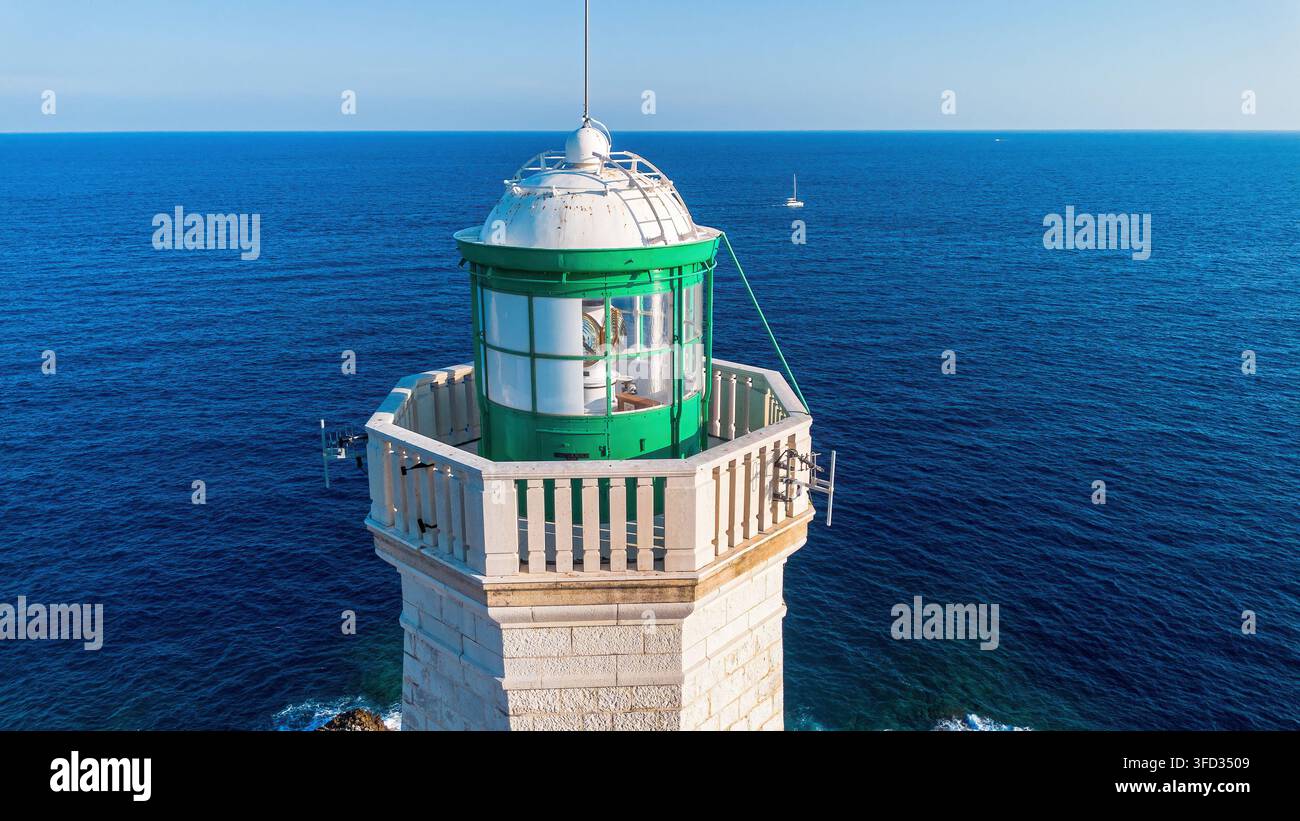 Vista ravvicinata con drone della stanza della lanterna verde e del balcone del faro di Phare du Cap Ferrat che si affaccia sul Mar Mediterraneo Foto Stock