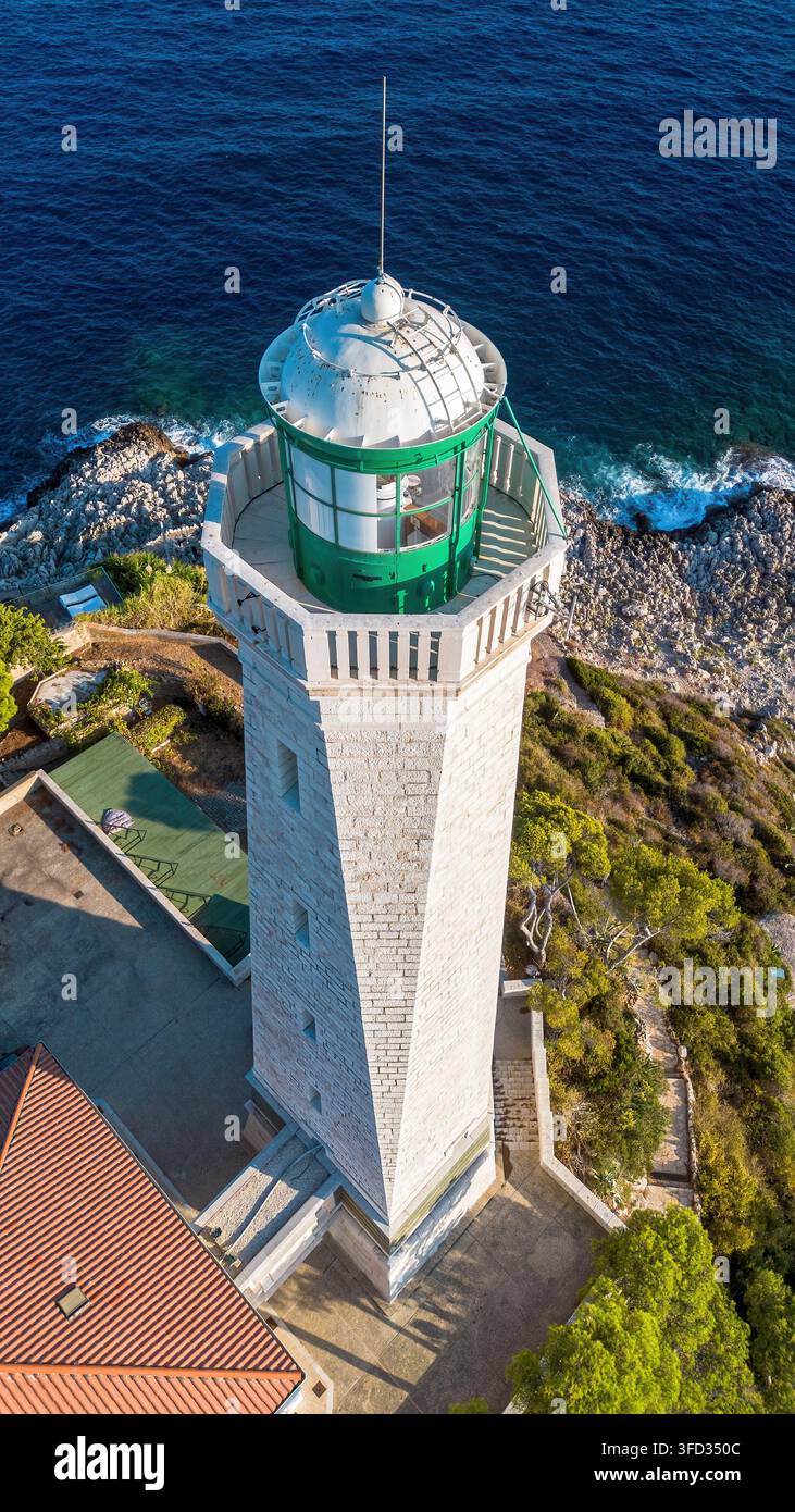 Vista aerea con drone del faro storico di Phare du Cap Ferrat, della costa rocciosa e del Mar Mediterraneo a Saint-Jean-Cap-Ferrat, Francia Foto Stock