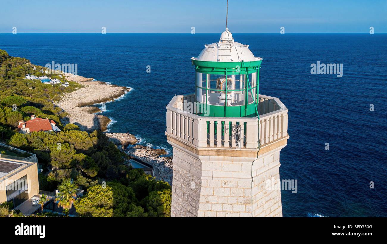 Vista ravvicinata con drone della stanza della lanterna verde e del balcone del faro di Phare du Cap Ferrat che si affaccia sul Mar Mediterraneo Foto Stock