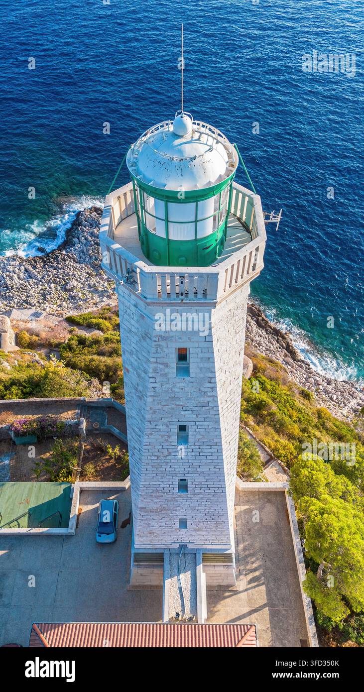 Vista aerea con drone del faro storico di Phare du Cap Ferrat, della costa rocciosa e del Mar Mediterraneo a Saint-Jean-Cap-Ferrat, Francia Foto Stock