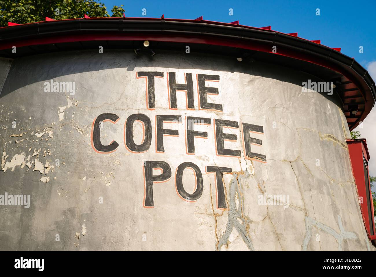 Bedford, Pennsylvania – Stati Uniti – 24 agosto 2026: La Gigantesca Caffettiera, costruita da David Koontz nel 1927, sulla storica Lincoln Highway a Bed Foto Stock