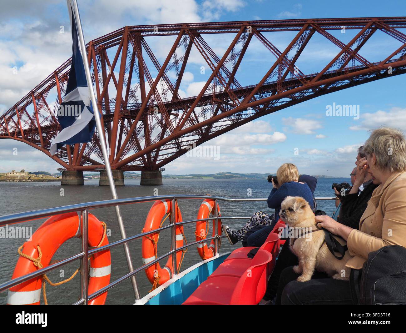 Naviera da crociera che naviga sotto il Forth Bridge a Edimburgo, Scozia Foto Stock
