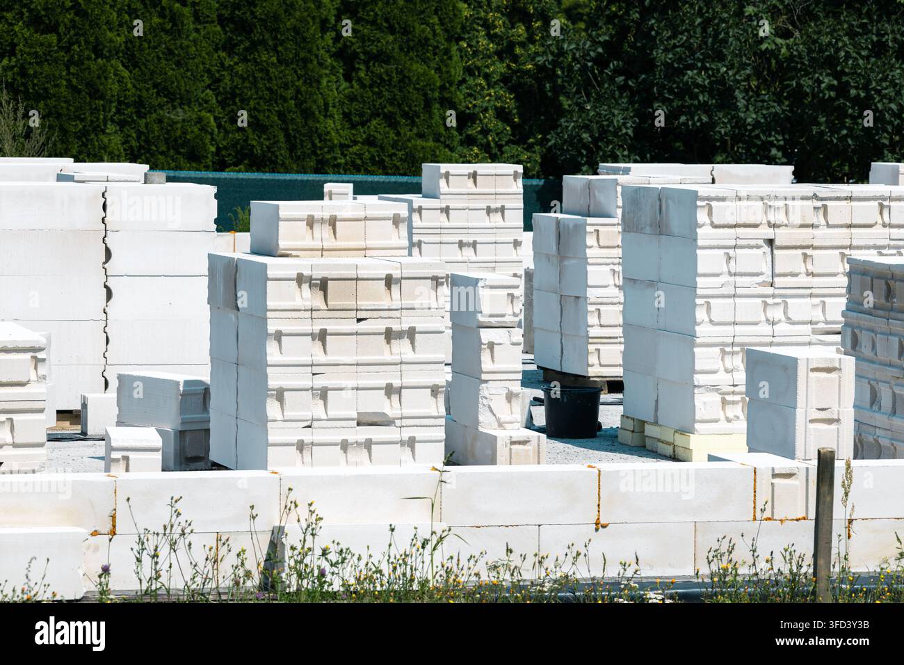 I blocchi di cemento poroso sono conservati nel cantiere edile. Il materiale viene utilizzato per le pareti delle case monofamiliari. Foto Stock