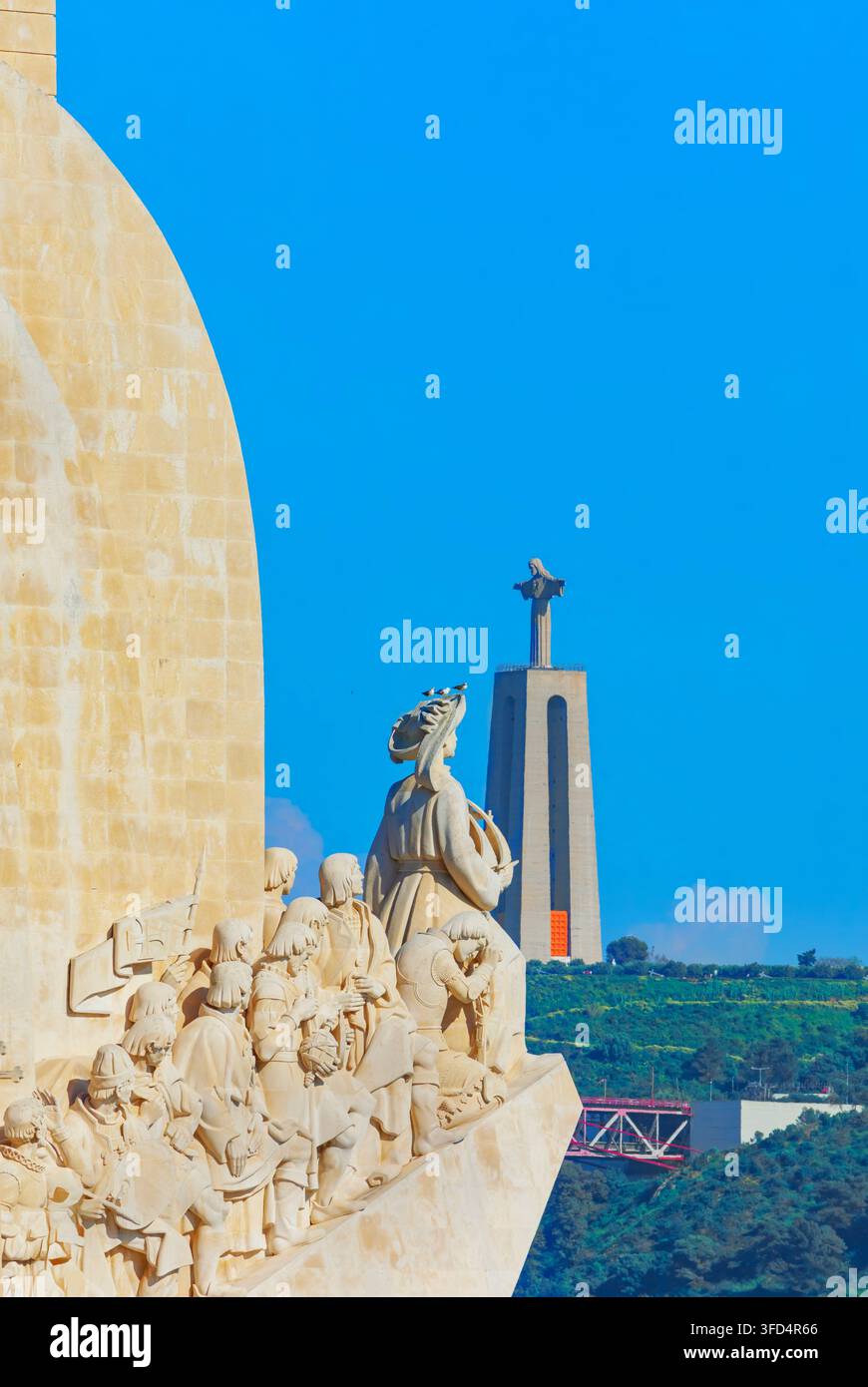 Vista del Monumento alle scoperte (Padrao dos Descobrimentos) e del Santuario di Cristo Re in lontananza, Belem, Lisbona, Portogallo Foto Stock