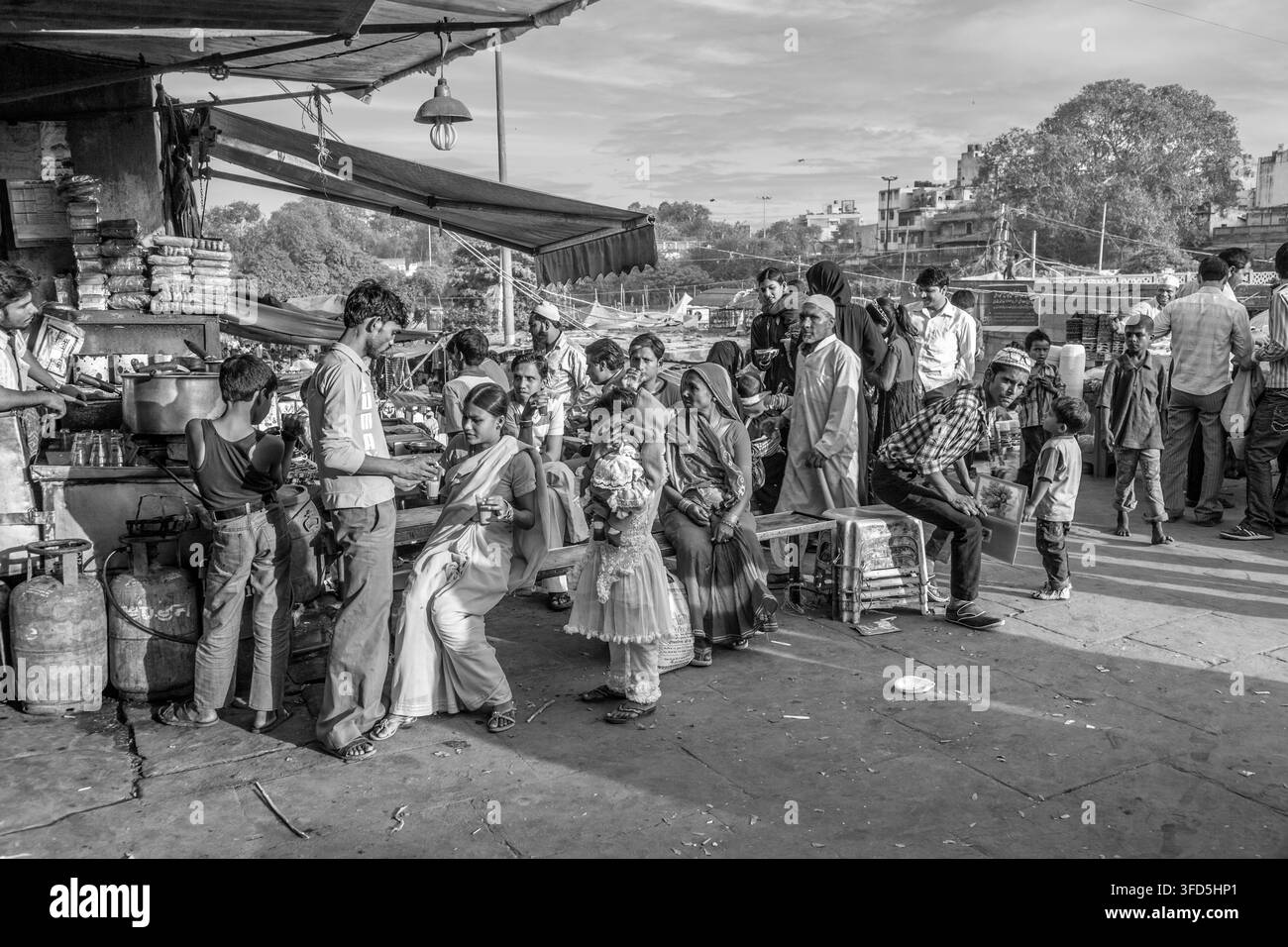 Delhi, India – 8 novembre 2011: persone al mercato di Meena Bazaar a Delhi, in India. Shah Jahan fondò il bazar nel XVII secolo ispirato dal Foto Stock