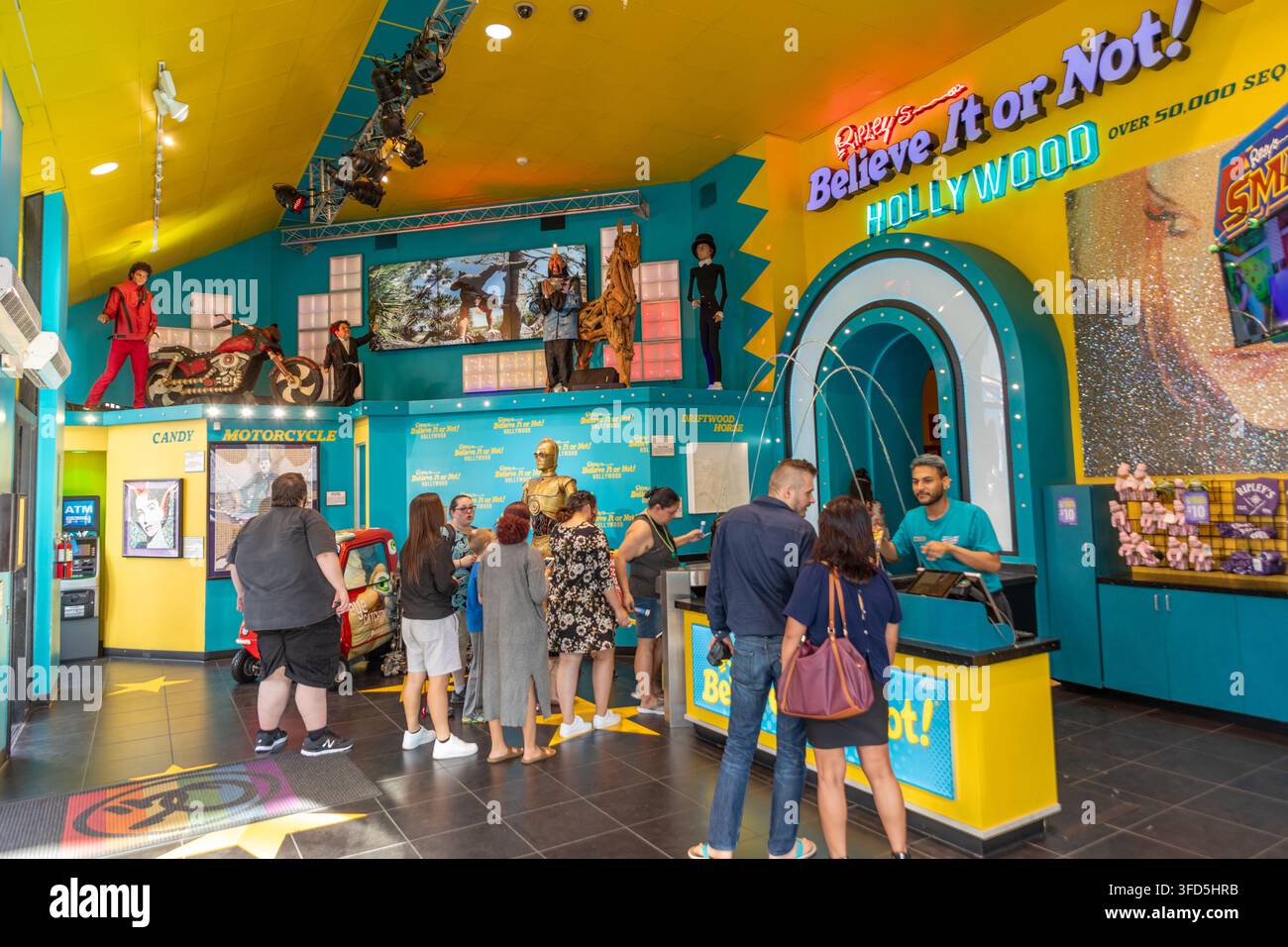 Hollywood, USA - 17 marzo 2019: persone all'ingresso di Explore Ripley's Believe It or Not! Hollywood, un'attrazione con centinaia di cose incredibili ma Foto Stock