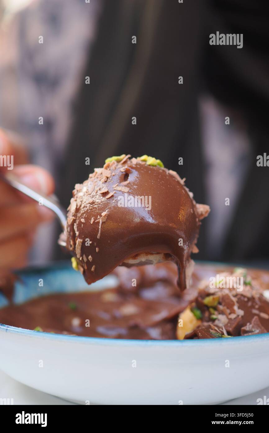 Cucchiaio di dessert con cioccolato e noci in una ciotola Foto Stock