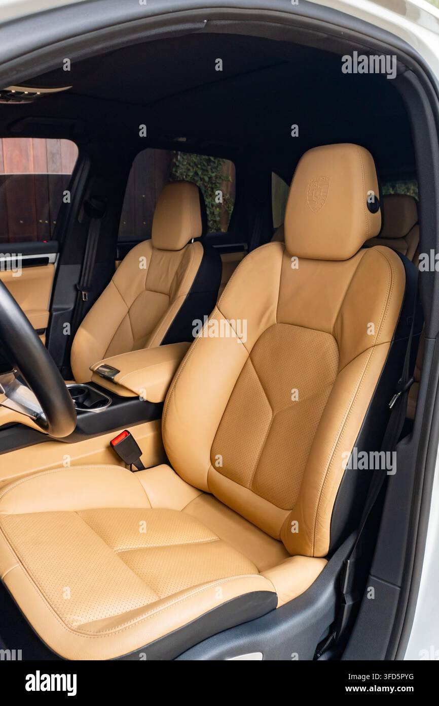 Interno SUV Porsche di lusso con sedili in pelle beige premium Foto Stock