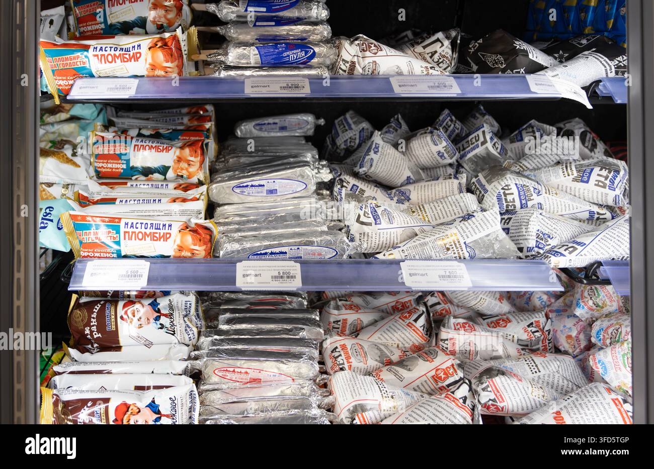 Tashkent, Uzbekistan - 4 ottobre 2024: Gelati e dolciumi congelati in stile russo sono esposti nel banco frigo del supermercato Galmart. Foto Stock