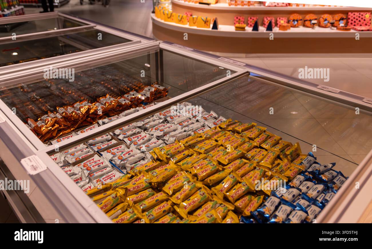 Tashkent, Uzbekistan – 4 ottobre 2024: Un congelatore per il petto pieno di colorati ghiaccioli e gelate al supermercato Galmart. Foto Stock
