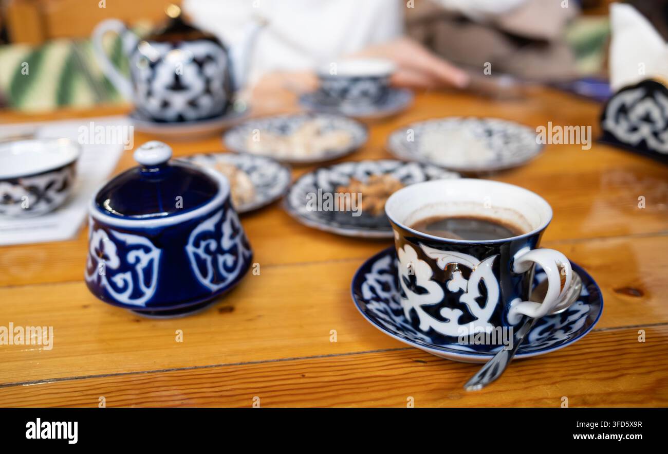 Bukhara, Uzbekistan – 3 ottobre 2024: L'interno del Silk Road Tea House presenta travi in legno, archi in mattoni e un'atmosfera uzbeka autentica. Foto Stock