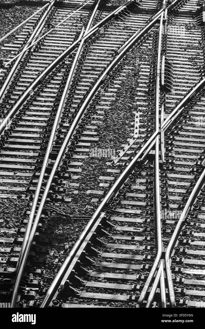 Vista aerea di più binari ferroviari e deviatoi che si diramano e si ricongiungono. Foto Stock