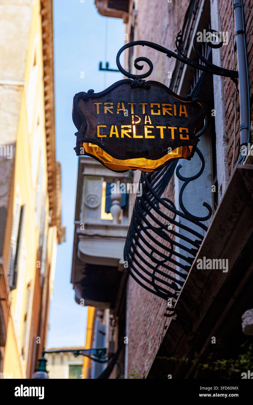 Insegna vintage della Trattoria da Carletto su una facciata di un vicolo storico a Venezia, Italia. Foto Stock