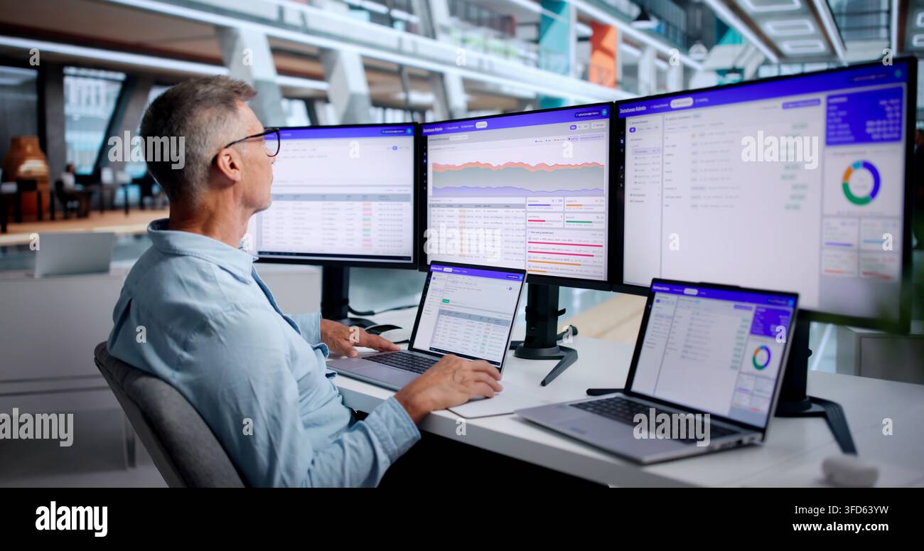 Amministratore di database analizza con attenzione i risultati complessi delle query utilizzando l'interfaccia del laptop. Foto Stock