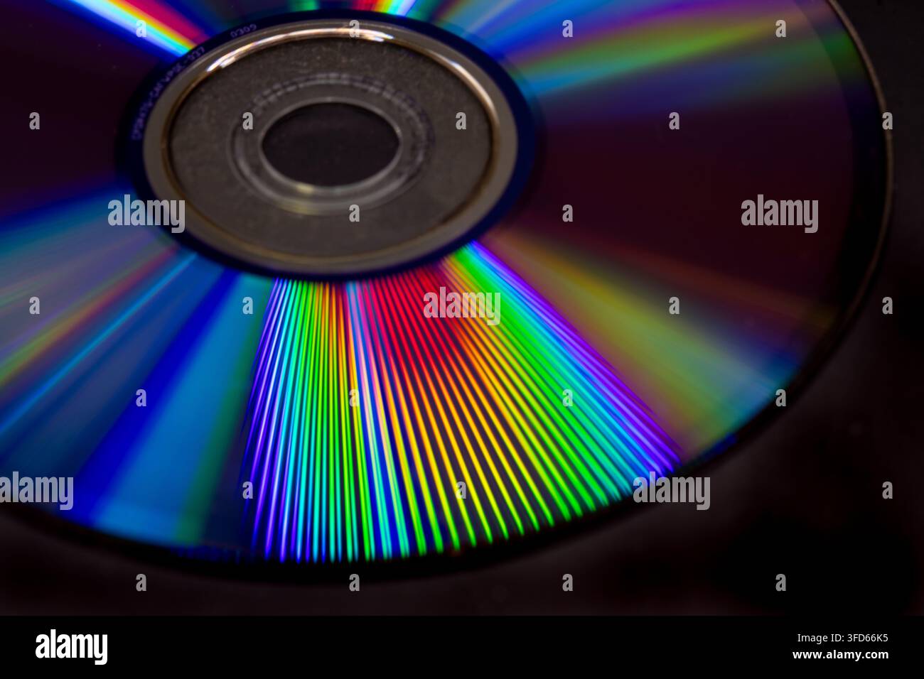Vivida close-up della superficie di un CD che mostra riflessi di luce arcobaleno colorati e modelli di diffrazione. Foto Stock