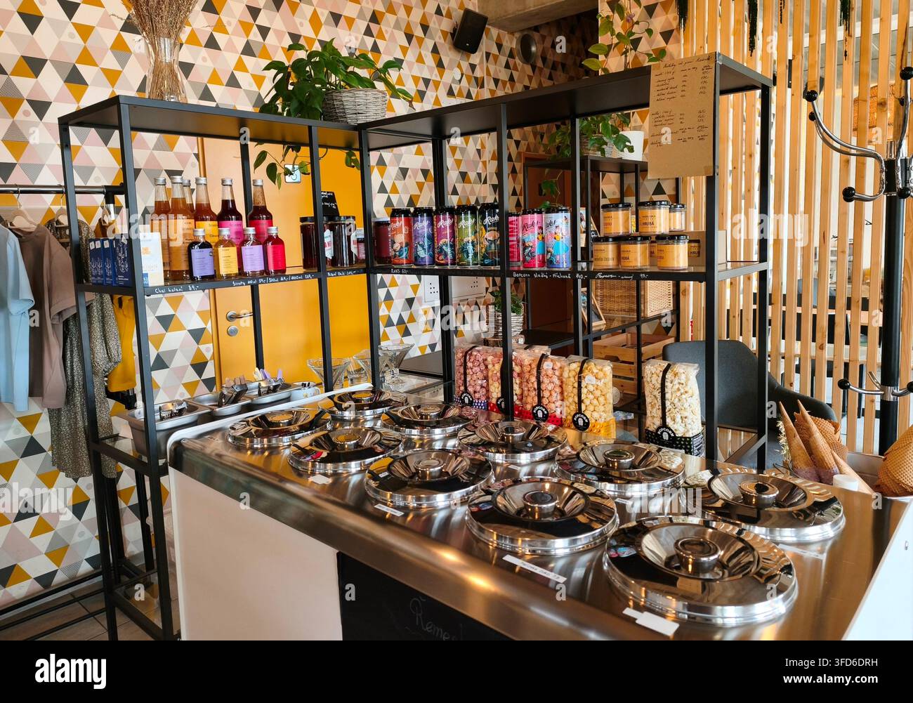 Interno di caffè moderno ed elegante con bancone di gelato artigianale e prodotti locali. - Immagine stock catturata con smartphone