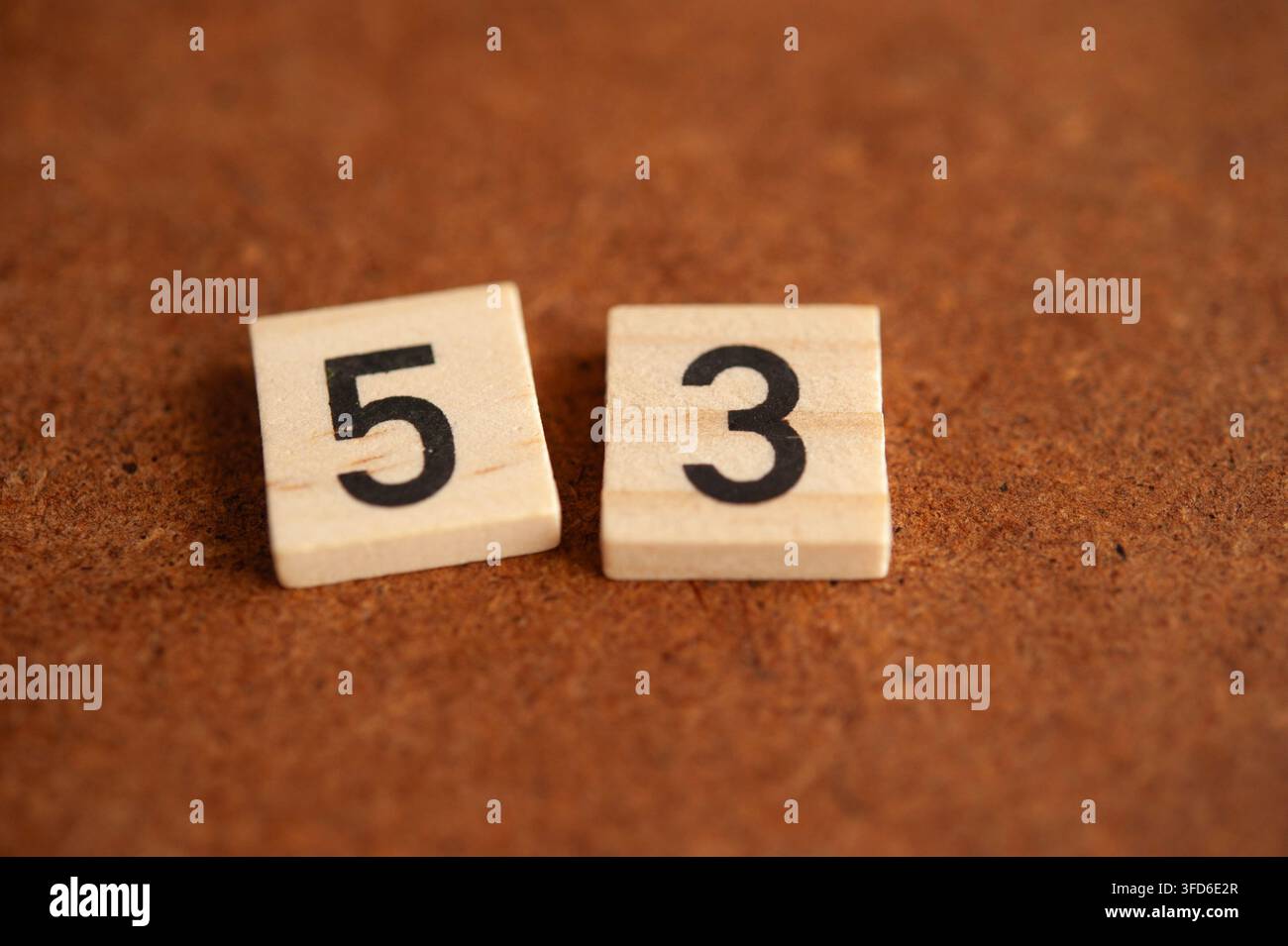 Piastrella di legno con il numero primo 53 su una superficie marrone rustica, concetto matematico con spazio di copia per l'educazione e la capacità numerica Foto Stock