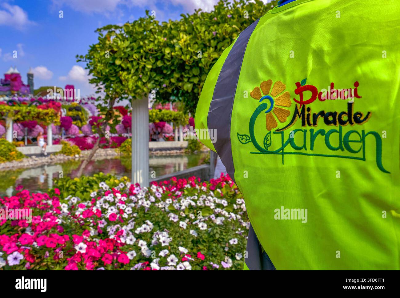 Lavoratore nel Miracle Garden di Dubai, Emirati Arabi Uniti Foto Stock