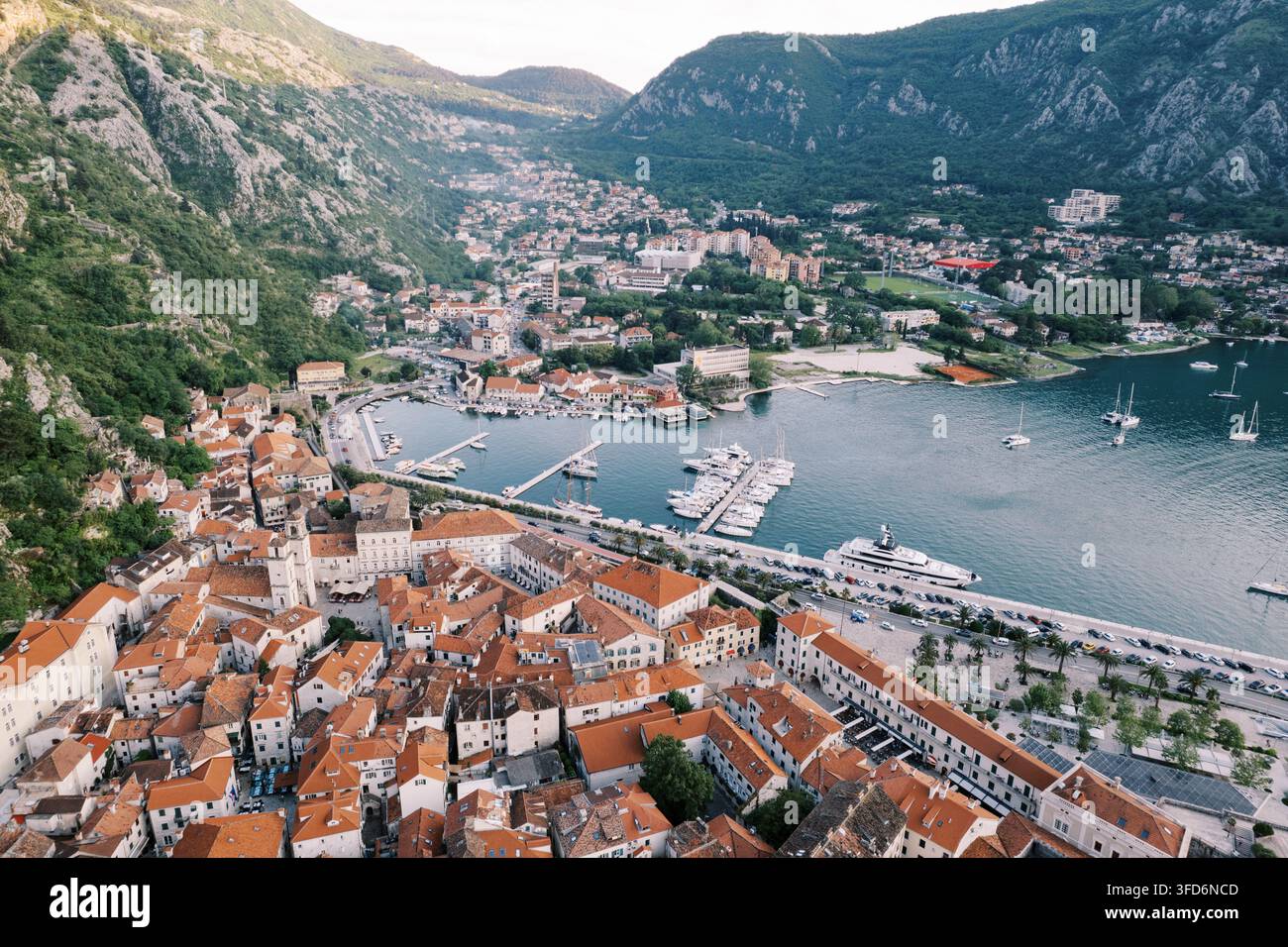 Vista aerea della città vecchia di Cattaro e del porticciolo in Montenegro Foto Stock