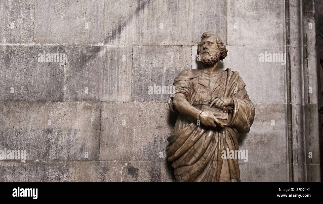 Scultura storica in pietra di una figura maschile barbuta montata su una parete interna della Cattedrale di Colonia a Colonia, Germania. - Immagine stock catturata con smartphone