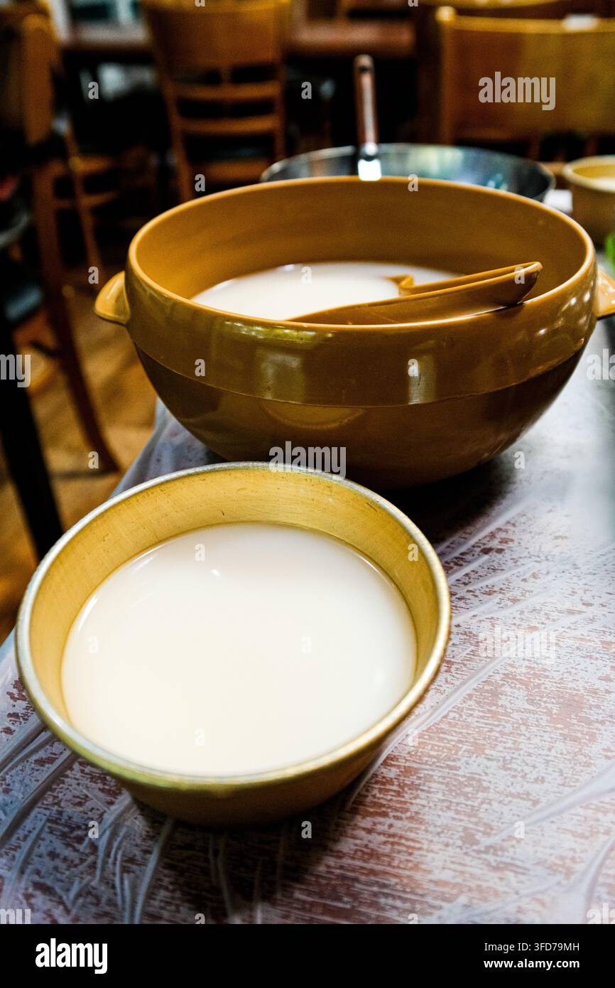 Vino di riso tradizionale coreano dongdongju servito in ciotole di ceramica in un ristorante vicino al tempio Naewonsa a Yangsan, Corea del Sud. Foto Stock