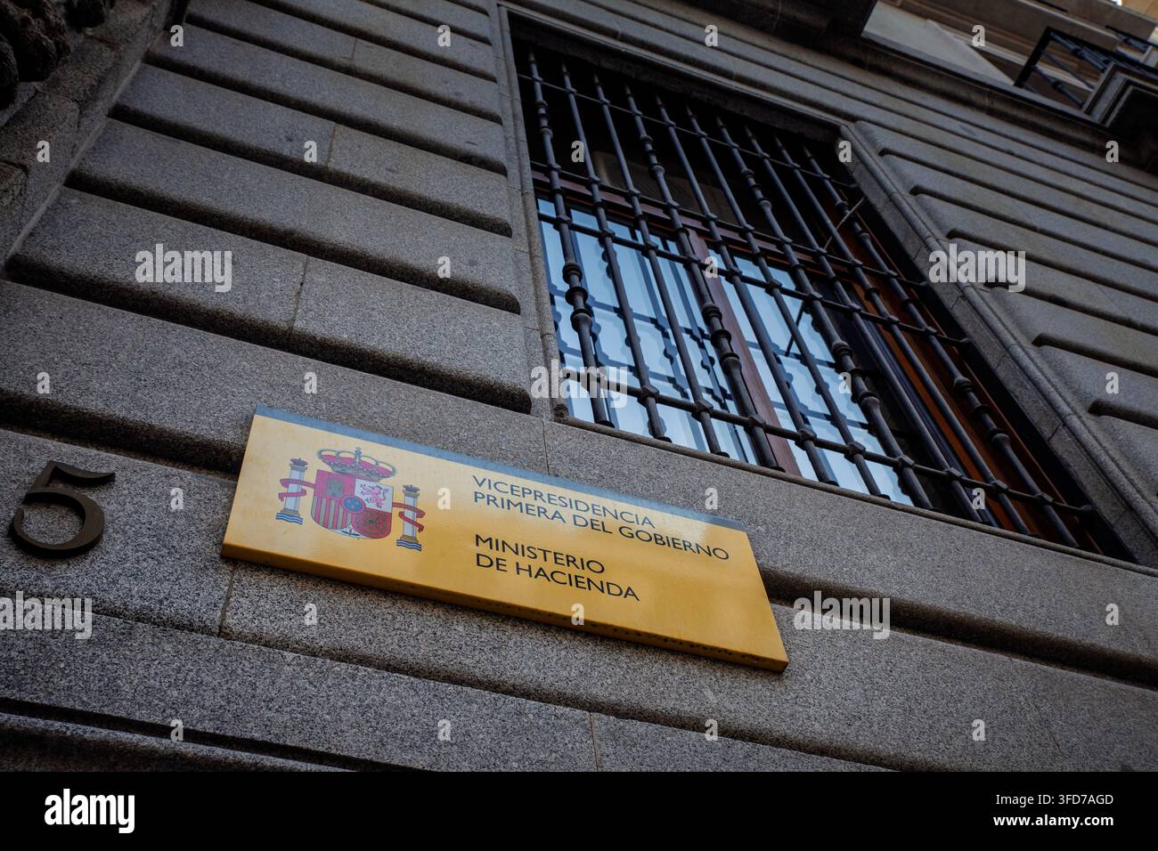 MADRID, SPAGNA - 22 FEBBRAIO 2026:Insegna del Ministerio de Hacienda spagnolo su un ufficio governativo a Madrid. Il Ministero delle Finanze gestisce la tassazione, Foto Stock