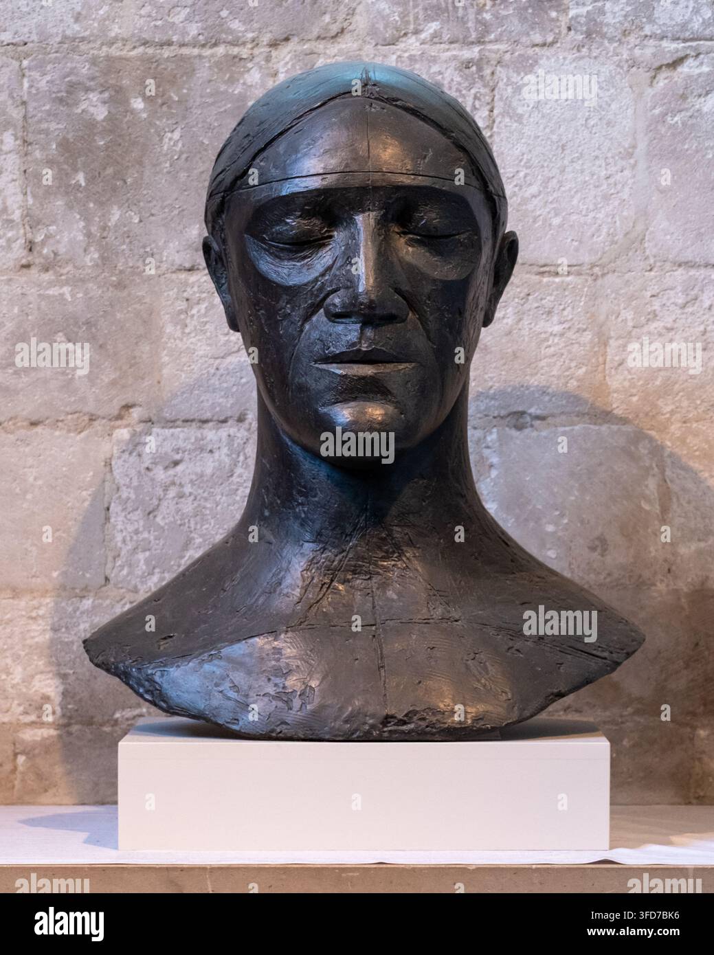 La testa di Cristo di Elisabeth Frink nella cattedrale di Chichester Foto Stock