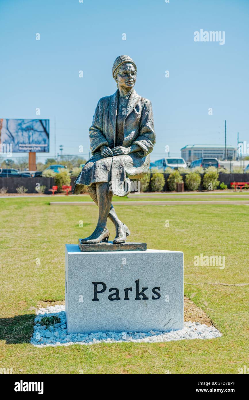 Statua di Rosa Parks al Legacy Museum che raffigura la ribellione sui mezzi pubblici negli anni '50-'60 a Montgomery, Alabama, USA Foto Stock