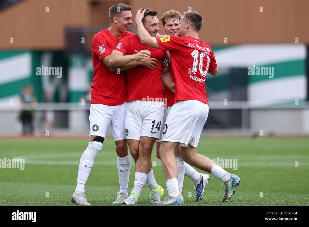 da sinistra a destra: Fabian Weigel (HSC Hannover, 4), marcatore Marcel Langer (HSC Hannover, 14), Paul Wegner (HSC Hannover, 3) e Denis Vukancic (HSC Hannover, 10) con celebrazione del gol [celebrazione del gol], esultanza, esultano, esulta, ottimista, scena di gioco, momento saliente, gioia per il gol [gol] del 0:1, 29.08.2026, Brema (Germania), calcio, Regionalliga [lega regionale] Nord, SV Werder Bremen II - HSC Hannover Foto Stock