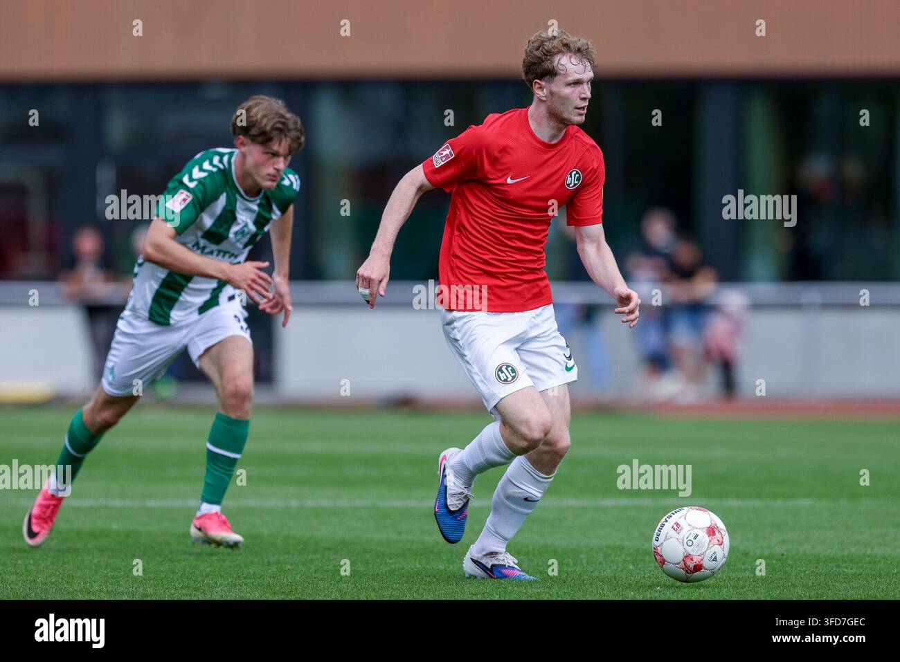 Paul Wegner (HSC Hannover, 3) al pallone, immagine singola, corpo intero, azione, azione, scena di gioco, 29.08.2026, Brema (Germania), calcio, Regionalliga [lega regionale] Nord, SV Werder Bremen II - HSC Hannover Foto Stock