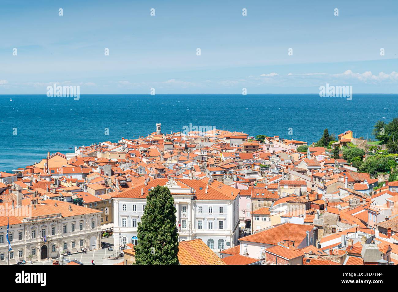 Antica città di Pirano in una giornata di sole, vista dalle mura cittadine, Slovenia Foto Stock
