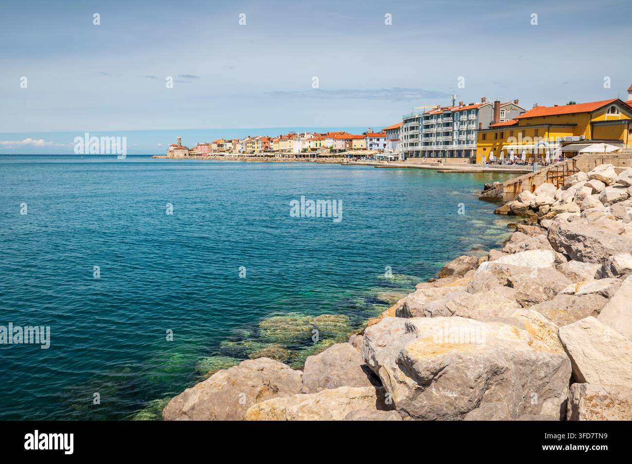Vista grandangolare del lungomare di Piran in una giornata soleggiata, Slovenia Foto Stock
