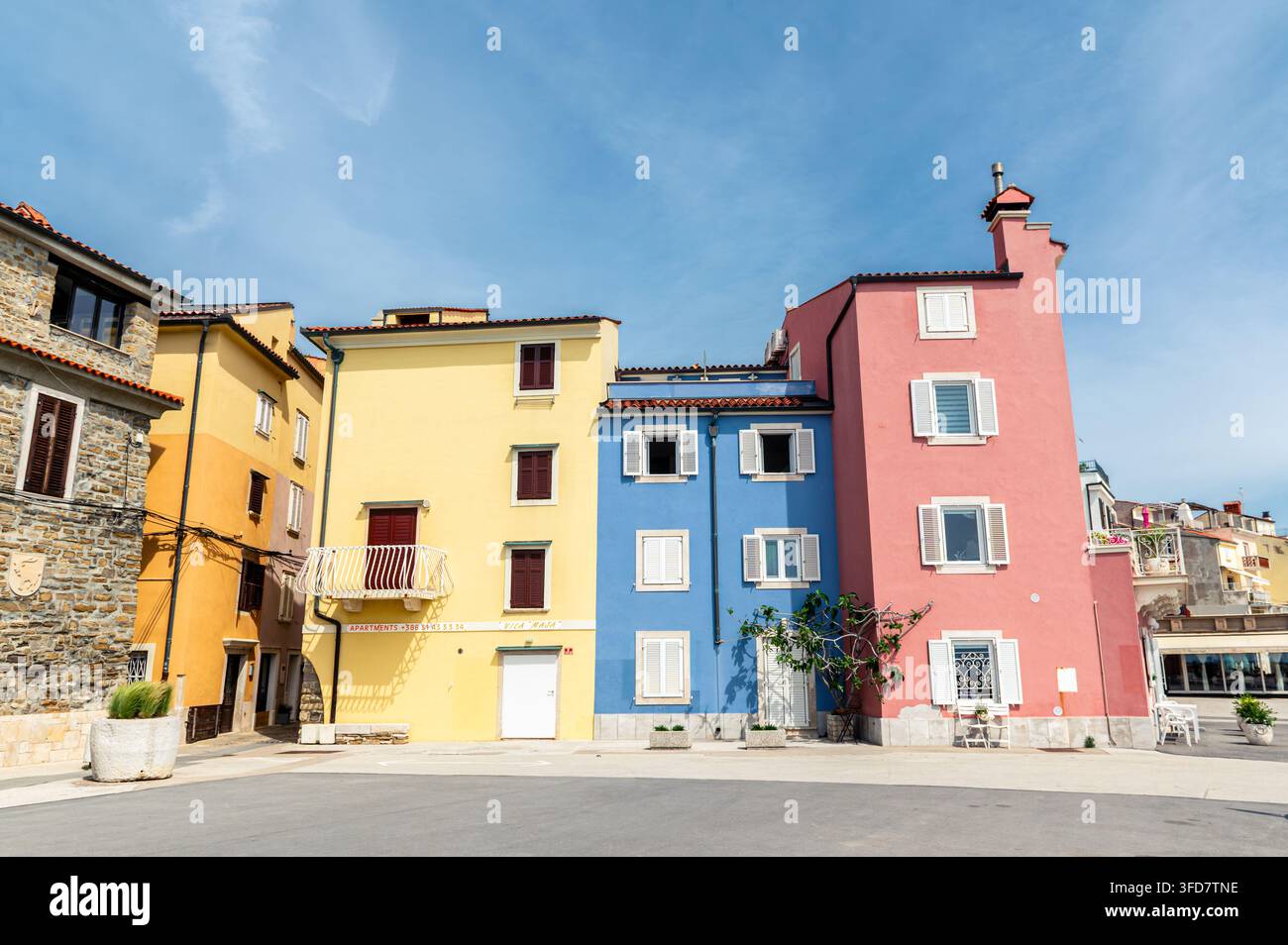 Case colorate della città sul mare a Piran, Slovenia Foto Stock