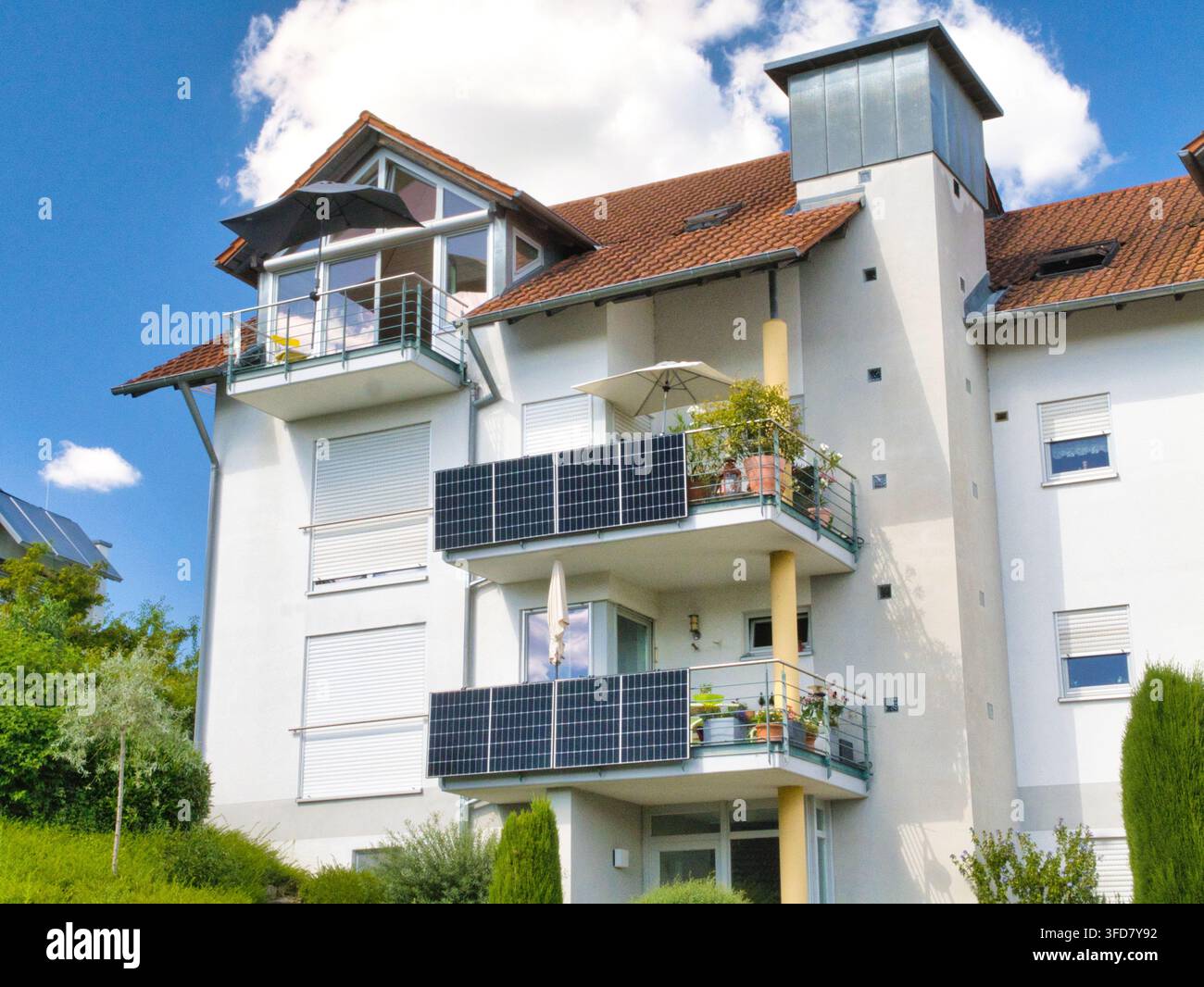 Uberlingen, Germania - 06 lug 2026: Pannelli solari montati sui balconi degli appartamenti a Uberlingen, Germania, sotto un cielo blu vivace, evidenziando la PV installata dai consumatori Foto Stock