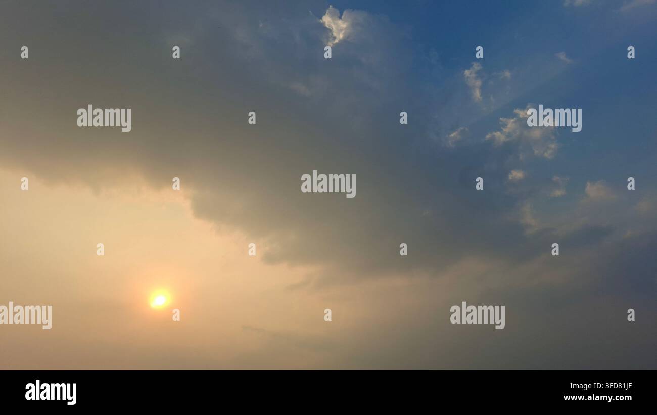 Foto di sfondo di cielo sereno con blu caldo e gradiente arancione morbido all'alba o al tramonto Foto Stock