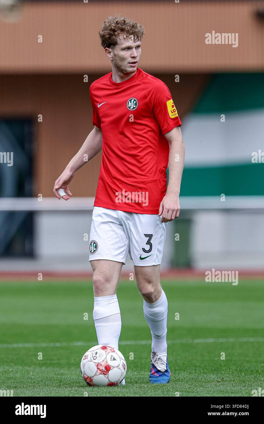 Paul Wegner (HSC Hannover, 3) al pallone, taglio libero, immagine singola, corpo intero, azione, azione, scena di gioco, 29.08.2026, Brema (Germania), calcio, Regionalliga [regional league] Nord, SV Werder Bremen II - HSC Hannover Foto Stock