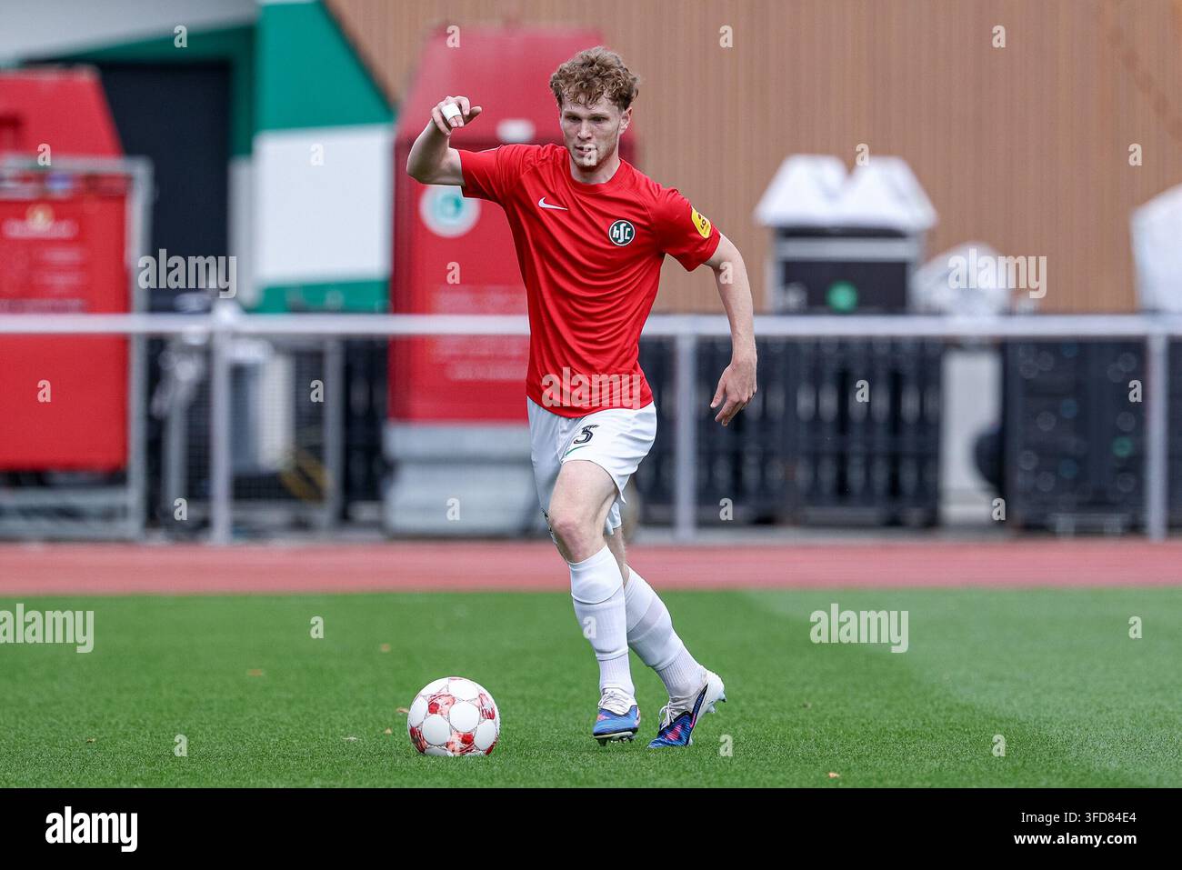 Paul Wegner (HSC Hannover, 3) al pallone, taglio libero, immagine singola, corpo intero, azione, azione, scena di gioco, 29.08.2026, Brema (Germania), calcio, Regionalliga [regional league] Nord, SV Werder Bremen II - HSC Hannover Foto Stock
