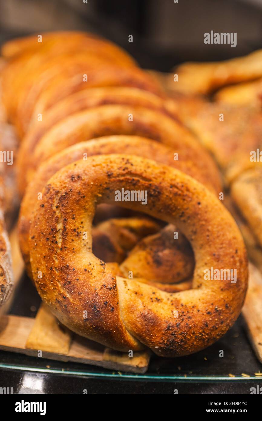 Pane ad anello stagionato e panini assortiti in esposizione Foto Stock