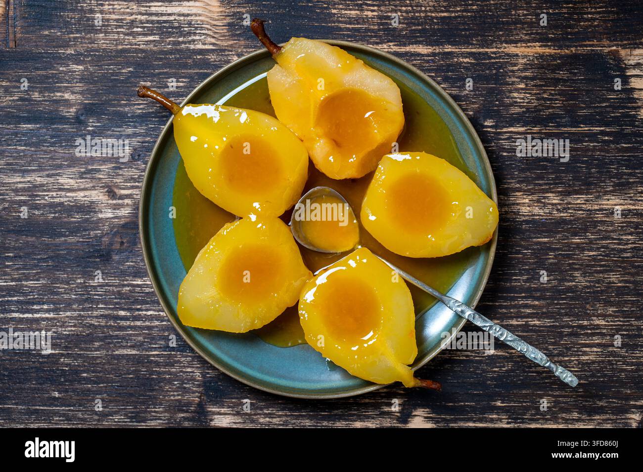 Pere cotte nel succo d'arancia, primo piano, vista dall'alto. Delizioso dessert. Foto Stock